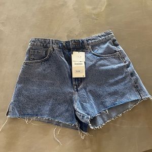 Zara never been worn, tags still on, cut off high-rise jean shorts size 10